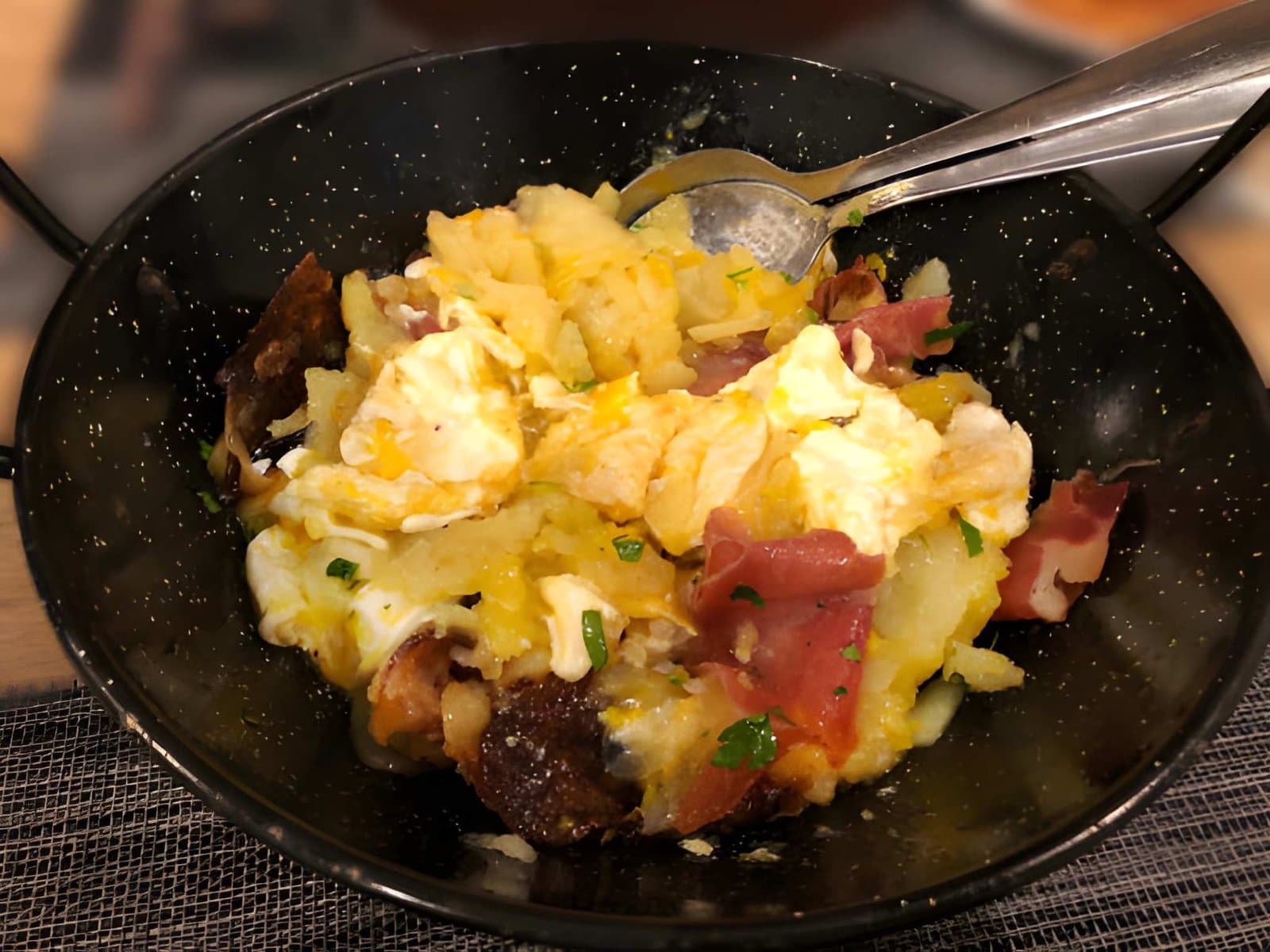 Huevos rotos con jamón ibérico y trufa