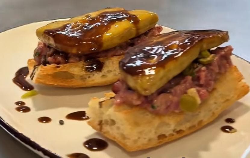 Montado de steak tartar gallego con foie a la plancha