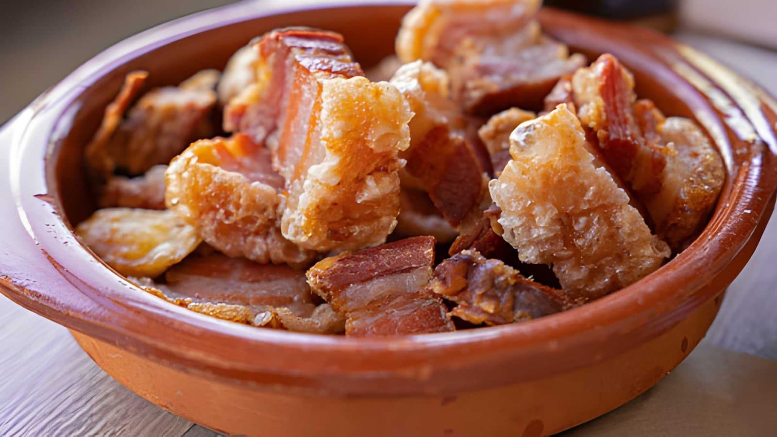 Torreznos de Soria con patatas revolconas